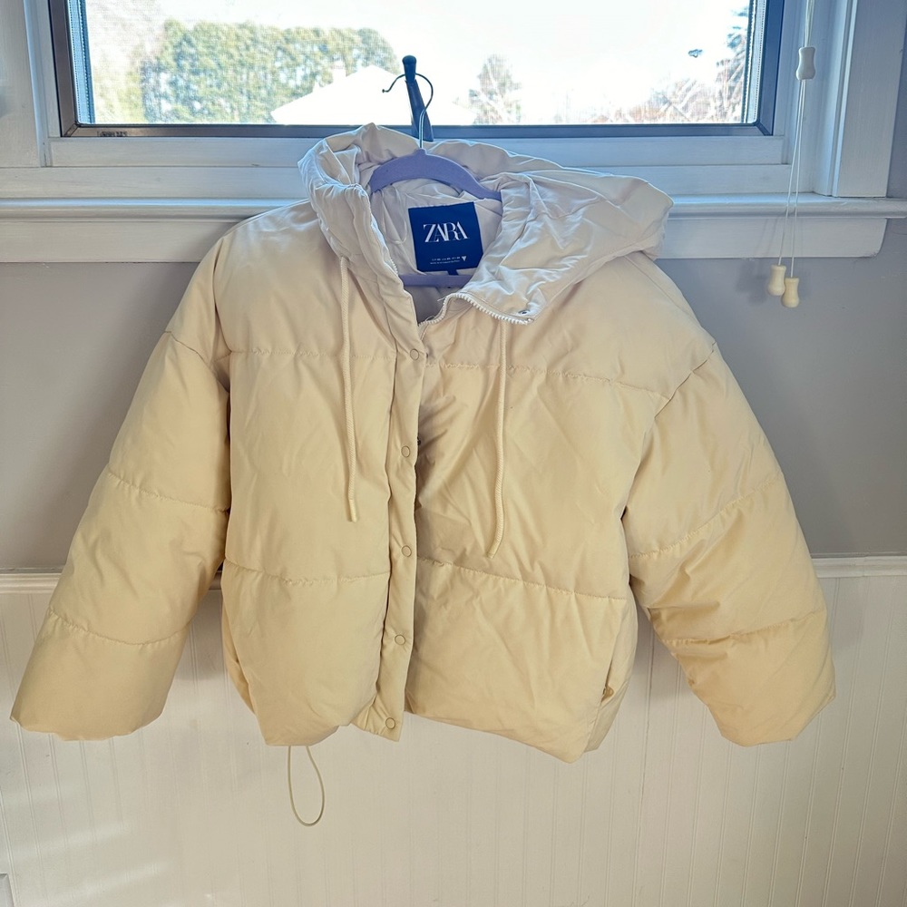 ZARA quilted cropped puffer jacket size XS in the color cream/off-white